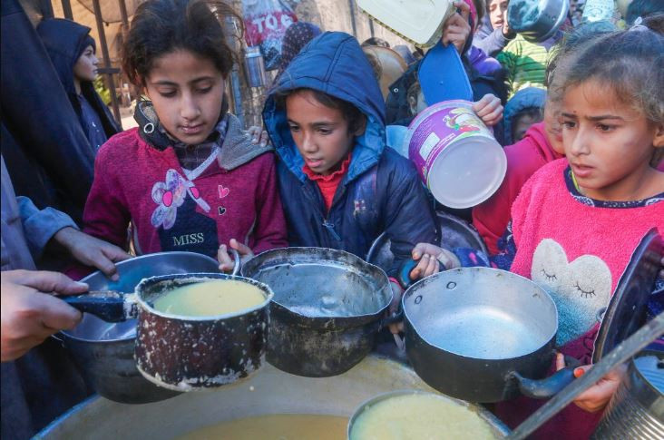 Niu00f1os de Gaza reciben comida en una imagen de la UNRWA