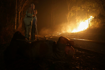 Archivo - Vecinos colaboran en las labores de extinción del incendio, a 12 de octubre de 2023, en Vidal, Trabada, Lugo, Galicia (España). La proximidad del incendio a núcleos de población ha oblig