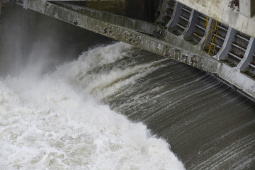 Archivo - El embalse de Velle liberando agua del río Miño, a 4 de noviembre de 2023, en Ourense, Galicia (España). La borrasca Domingos ha dejado en la provincia de Ourense 32 incidencias, entre la