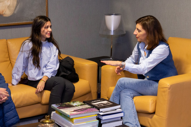 La conselleira de Medio Ambiente, Ángeles Vázquez, con Irene Montes, que representó a Esapaña en el III Foro de la Juventud IberoMAB