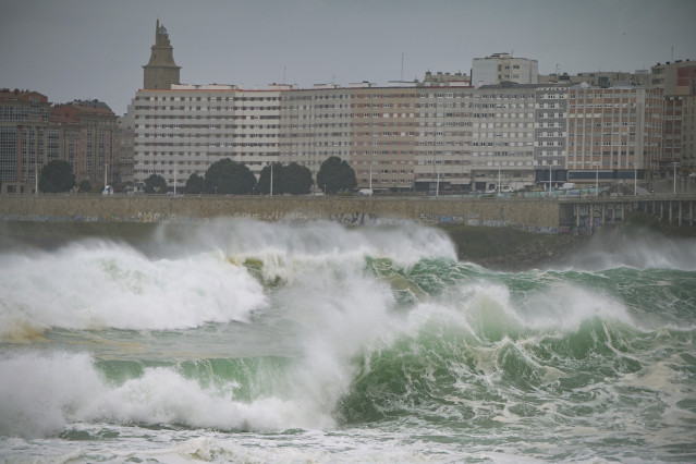 Archivo - Fuertes vientos y  oleaje en A Coruña, a 8 de enero de 2022, en A Coruña, Galicia.