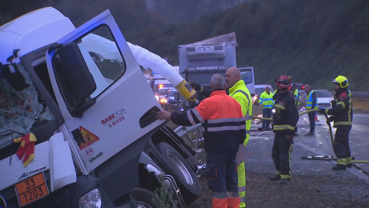 Dos camiones chocan en la AP-9 provocando una fuga de combustible a la altura de Pontevedra