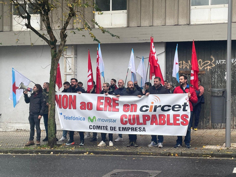 Protesta ante el Pazo do Hórreo contra el ERE de Circet que amenaza 118 empleos en Galicia