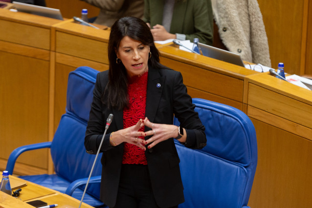 La conselleira de Vivenda e Planificación de Infraestruturas, María Martínez Allegue, en el pleno del Parlamento gallego.