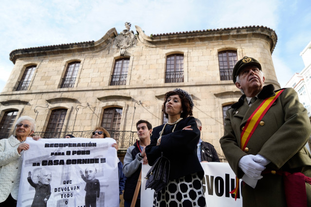 Archivo - El actor Fernando Morán y la actriz Isabel Risco encarnan a Franco y a Carmen Polo en la III Marcha Cívica pola Devolución da Casa Cornide, en la plaza de María Pita, a 5 de noviembre de 2022, en A Coruña, Galicia.