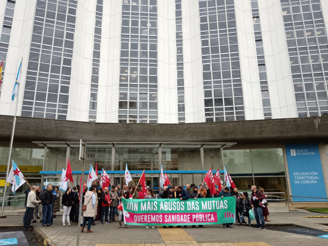 Delegados y delegadas de la CIG, en una concentración ante la Delegación de la Xunta en A Coruña