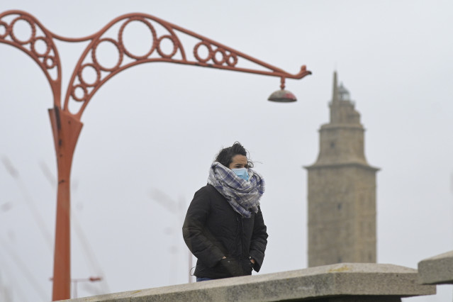 Archivo - Una persona camina protegida del frío en el Paseo Marítimo, el mismo día del paso de la borrasca Justine convertida en ciclogénesis explosiva en A Coruña, Galicia (España), a 31 de enero de 2021. Justine dejó ayer, 30 de enero rachas superiores