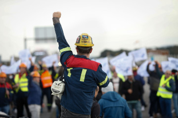 Un hombre durante una protesta de trabajadores de Alcoa, a 23 de noviembre de 2024, en Ribadeo, Lugo, Galicia (España). Una protesta de cientos de trabajadores de Alcoa San Cibrao ha cortado durante 