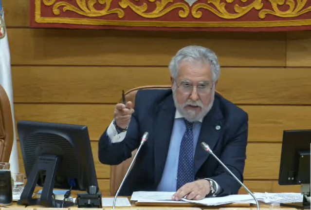 El presidente del Parlamento de Galicia, Miguel Santalices, modera el pleno.