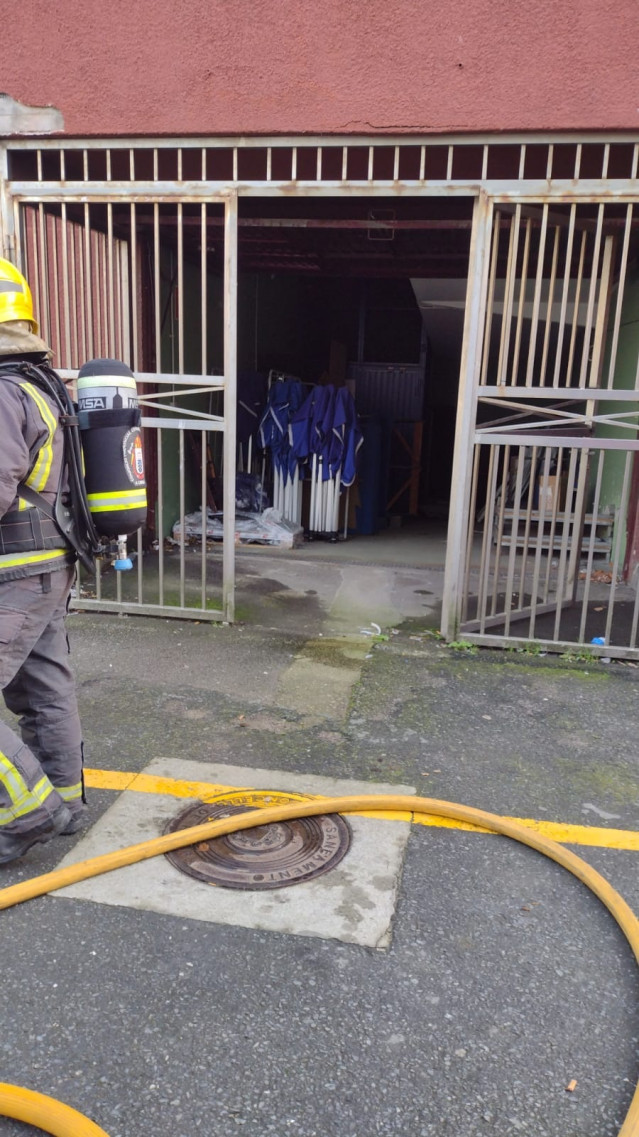 Un incendio en un transformador eléctrico del Ayuntamiento de Ribeira se salda sin heridos.