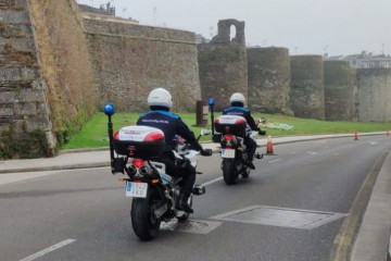 Archivo - Imagen de dos agentes de la Policía Local de Lugo.