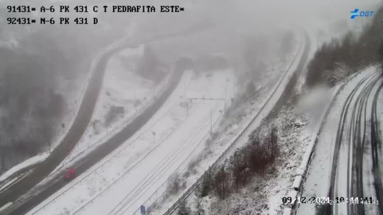 La nieve dificulta el tráfico con la Meseta en Lugo y la alerta continuará durante todo el día