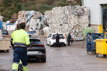 Varios agentes de la Policía Nacional trabajan en el lugar dónde se ha encontrado el cuerpo, a 10 de diciembre de 2024, en Nostián, A Coruña, Galicia (España). La Policía Nacional ha abierto una