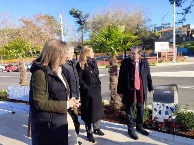 La vicepresidenta de la Diputación, Luisa Sánchez, junto al alcalde de Vigo, Abel Caballero, y los concejales Javier Pardo y Carmela Silva, en la visita a las obras de humanización de la Avenida de Samil.