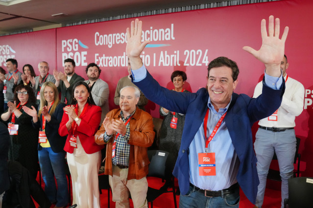 Archivo - El secretario general electo del PSdeG, José Ramón Gómez Besteiro (d), junto a su nueva ejecutiva durante el congreso del PSdeG, a 28 de abril de 2024, en Santiago de Compostela, A Coruña, Galicia (España). El PSdeG ha celebrado hoy su congreso