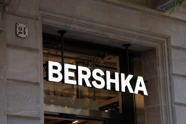 Archivo - Cartel de una tienda Bershka, en el centro de Barcelona, a 26 de septiembre de 2024, en Barcelona, Catalunya (España).