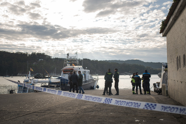 Un fallecido y dos tripulantes rescatados en el hundimiento de un barco 'bateeiro' en O Grove (Pontevedra)