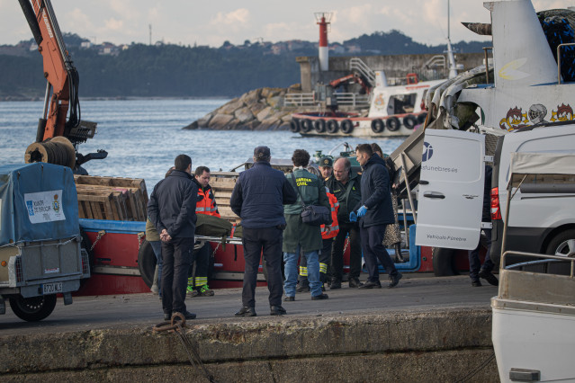 Efectivos de la Guardia Civil y allegados de los tripulantes del 'bateeiro' hundido cerca de O Grove a 12 de diciembre de 2024.