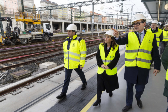 El director general de Adif Alta Velocidad, Juan Pablo Villanueva; la alcaldesa de A Coruña, Inés Rey, y el delegado del Gobierno, Pedro Blanco, visitan la estación provisional de tren