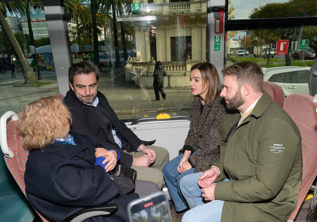 El conselleiro de Presidencia, Xustiza e Deportes, Diego Calvo, en un autobús de la rede de transportes gallega