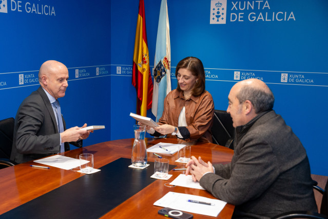 La conselleira de Medio Ambiente e Cambio Climático, Ángeles Vázquez, se reúne con el director de la Escola Técnica Superior de Arquitectura da Universidade da Coruña, Miguel Abelleira.