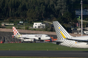 Archivo - Pista del Aeropuerto de A Coruña.