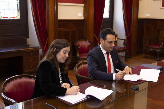 La alcaldesa de A Coruña, Inés Rey, firma un convenio de colaboración con la Asociación de Personas con Movilidad Reducida (AsoPMR)