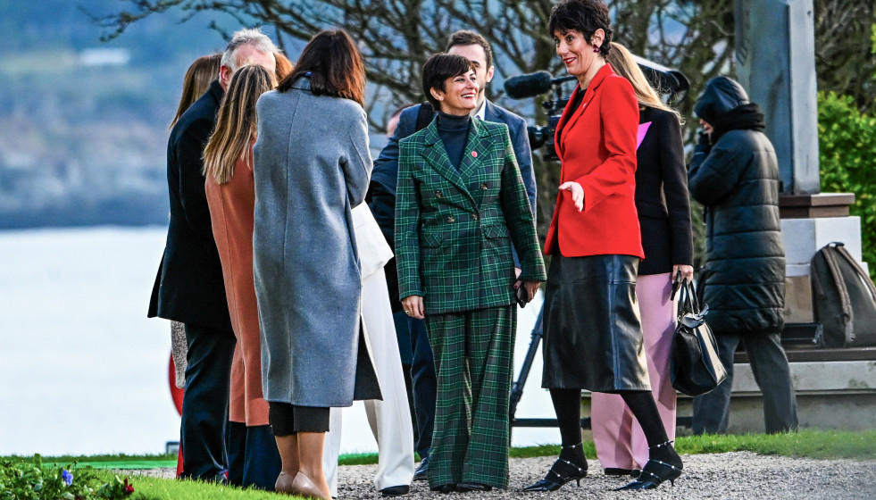 La ministra de Vivienda, Isabel Rodríguez, y la minnistra de Inclusión, Seguridad Social y Migraciones, Elma Saiz, a su llegada a la XXVII Conferencia de Presidentes, en el Palacio de la Magdalena, 