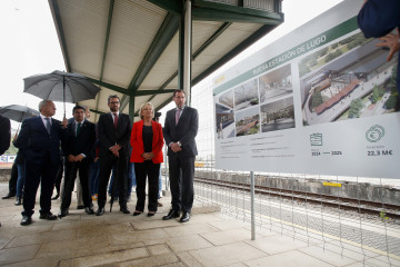 Archivo - El presidente de la Diputación de Lugo, José Tomé (1i); el vicepresidente de la Xunta, Diego Calvo (3i); la alcaldesa de Lugo, Paula Alvarellos (4i) y el ministro de Transportes,, Óscar 