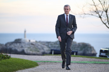 El presidente de la Xunta de Galicia, Alfonso Rueda, a su llegada a la XXVII Conferencia de Presidentes, en el Palacio de la Magdalena, a 13 de diciembre de 2024, en Santander, Cantabria (España). La