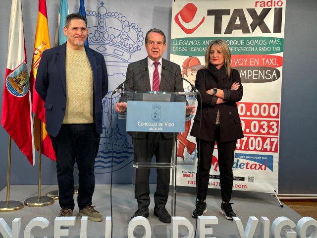 Presentación de la iniciativa de taxi solidario para que los mayores de la ciudad puedan recorrer las calles y contemplar la iluminación navideña.