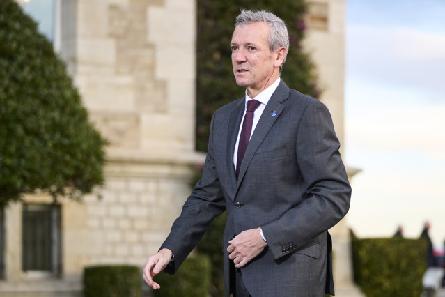 El presidente de la Xunta de Galicia, Alfonso Rueda, a su llegada a la XXVII Conferencia de Presidentes, en el Palacio de la Magdalena, a 13 de diciembre de 2024, en Santander, Cantabria (España). La conferencia se celebra tras más de dos años sin convoca