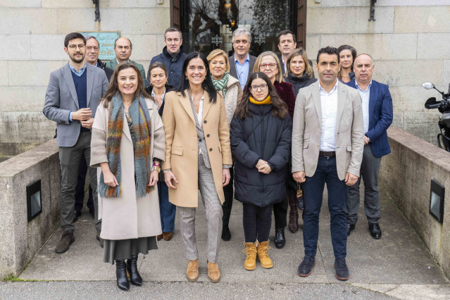 La secretaria xral del PPdeG, Paula Pado y el presidente provincial del PP de Pontevedra en la reunión de la Comisión de Turismo del  Partido Popular celebrada este viernes en Cambados