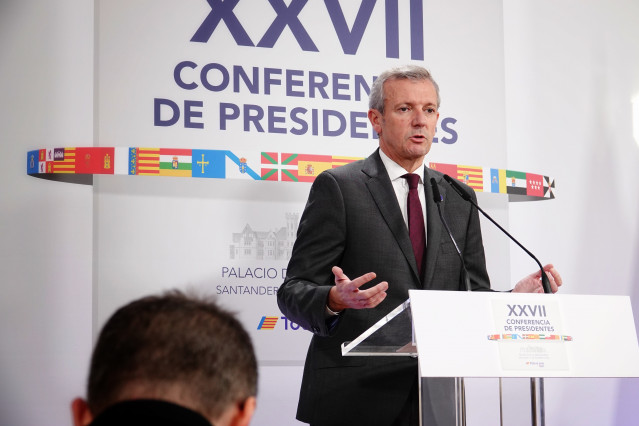 El presidente de la Xunta de Galicia, Alfonso Rueda, ofrece una rueda de prensa durante la XXVII Conferencia de Presidentes, en el Palacio de la Magdalena, a 13 de diciembre de 2024, en Santander, Cantabria (España). La conferencia se celebra tras más de