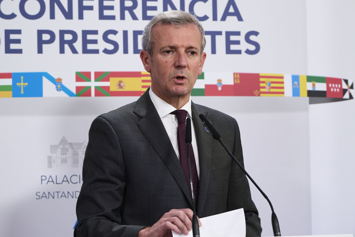 El presidente de la Xunta de Galicia, Alfonso Rueda, ofrece una rueda de prensa durante la XXVII Conferencia de Presidentes, en el Palacio de la Magdalena, a 13 de diciembre de 2024, en Santander, Can