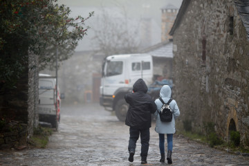 Archivo - Dos personas abrigadas en una calle del municipio de Pedrafita do Cebreiro, 13 de diciembre de 2023, en Pedrafita do Cebreiro, Lugo, Galicia (España).