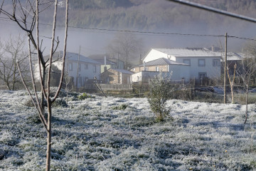 Archivo - Césped helado en Becerreá, donde la temperatura ha caído hasta los -5ªC, a 23 de enero de 2023, en Becerreá, Lugo, Galicia (España).