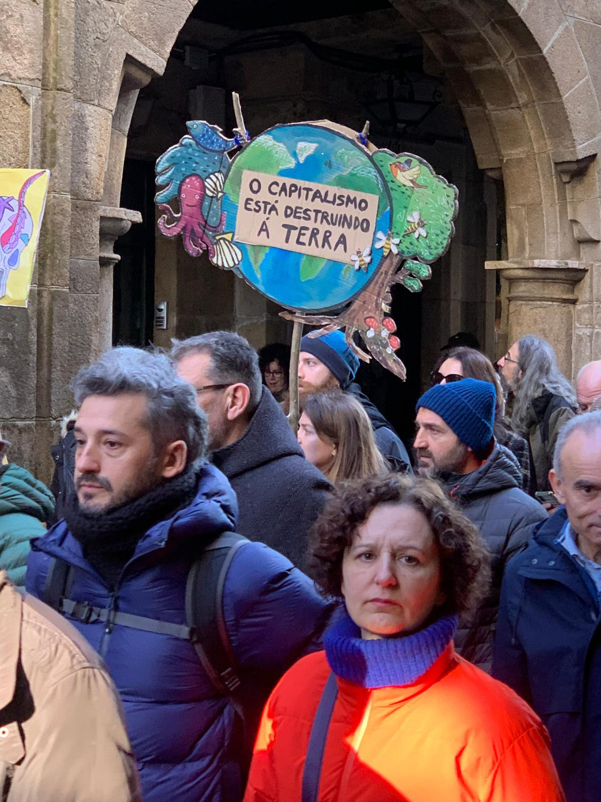 Cartel en la manifestación contra Altri en una foto de Iain Colquhoun