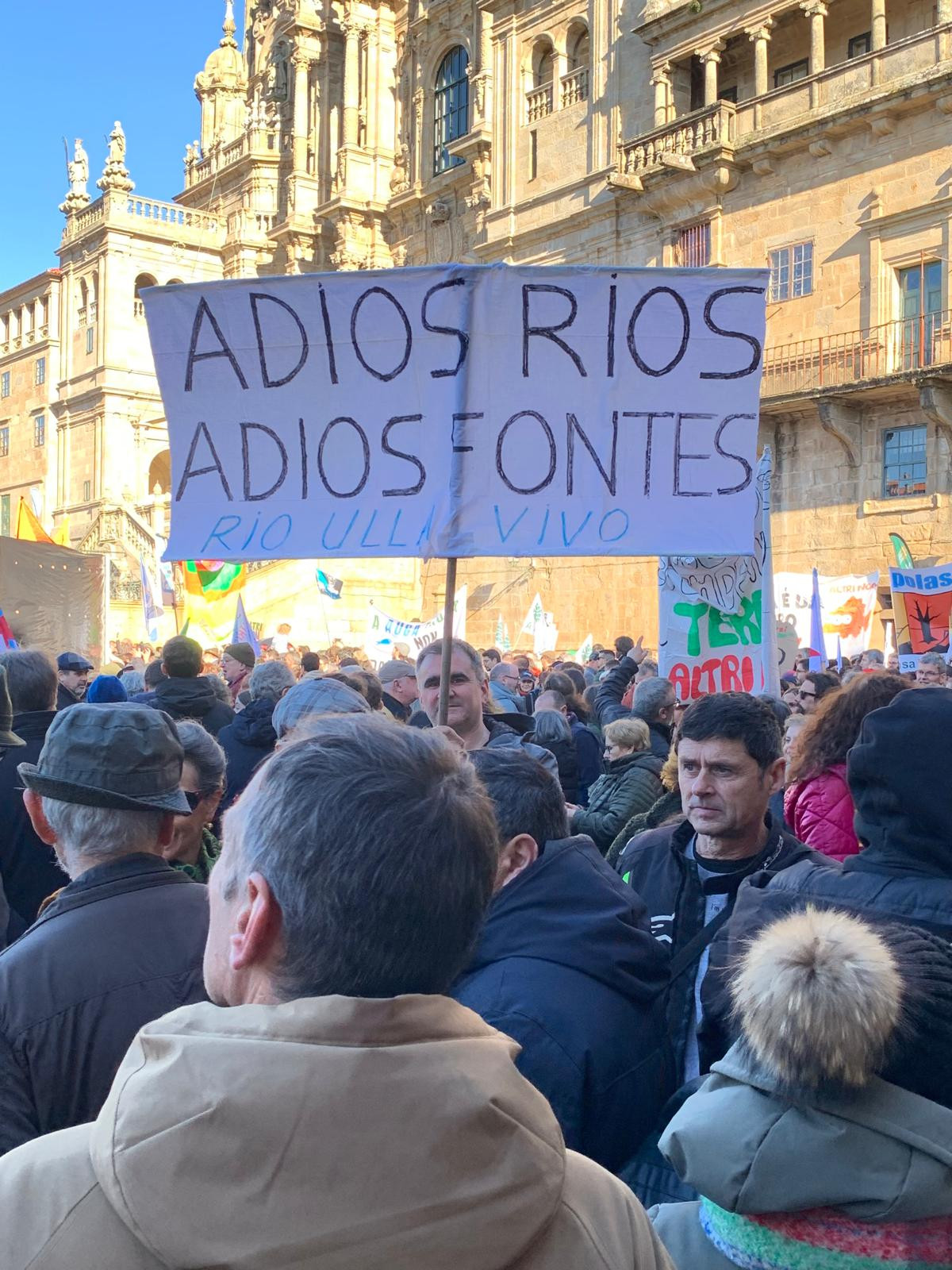 Pancarta sobre el Río Ulla en la manifestación contra Altri en una foto de Iain Colquhoun