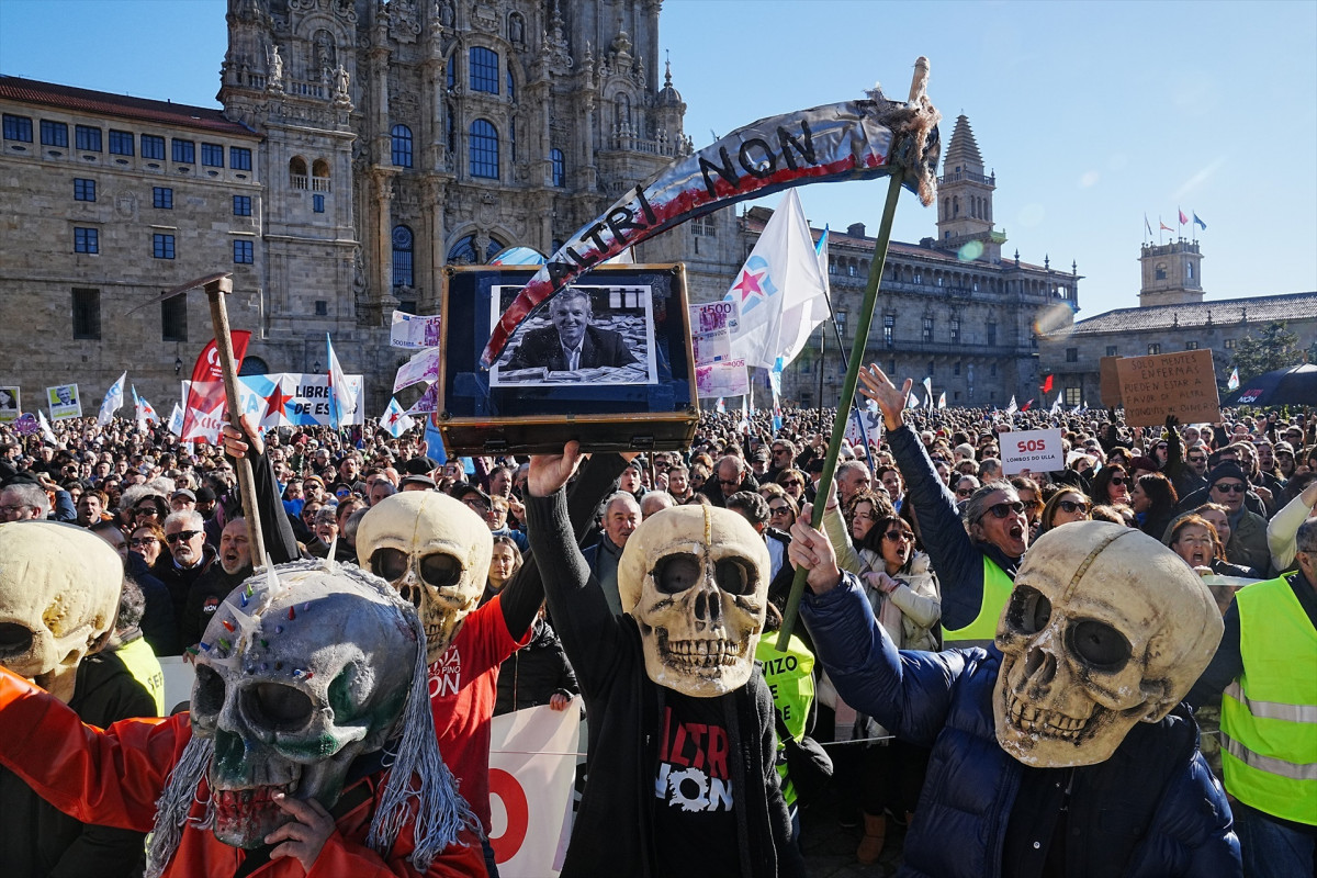 Cartel contra Alfonso Rueda en la manifestación contra la empresa de celulosa Altri, a 15 de diciembre de 2024, en una foto de Álvaro Ballesteros