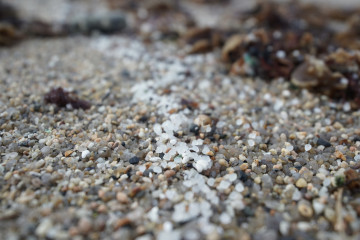 Archivo - Pellets de plástico en la playa de Sabón, a 9 de enero de 2024, en A Coruña, Galicia.