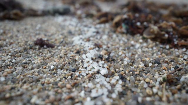 Archivo - Pellets de plástico en la playa de Sabón, a 9 de enero de 2024, en A Coruña, Galicia.