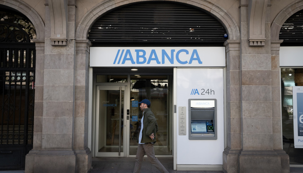 Archivo - Fachada del banco Abanca, a 4 de octubre de 2024, en Barcelona, Cataluña.