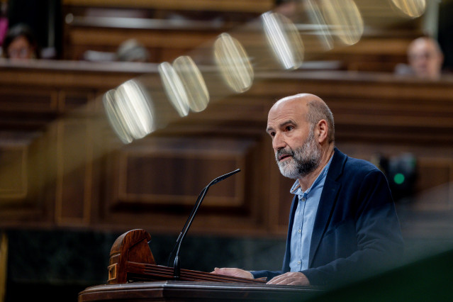 El diputado de BNG, Néstor Rego, interviene durante una sesión plenaria, en el Congreso de los Diputados, a 10 de diciembre de 2024, en Madrid (España). El pleno del Congreso debate hoy una iniciativa legislativa para que el Gobierno colabore con la Justi