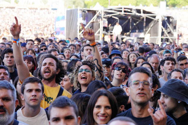 Archivo - Varias personas de público durante el arranque del festival O Son do Camiño en O Monte do Gozo, a 30 de mayo de 2024, en Santiago de Compostela, Galicia.