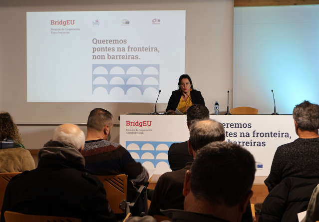 La eurodiputada del BNG Ana Miranda ofrece una conferencia sobre políticas europeas en Tui (Pontevedra).