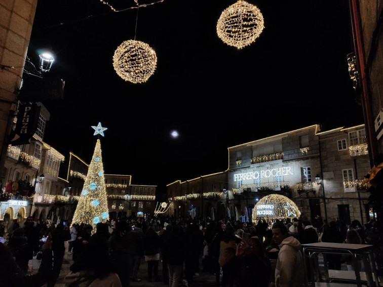 La fiebre Ferrero Rocher ya se nota en Ribadavia, llena de turistas en su primer fin de semana tras el encendido