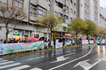 Concentración de la plataforma 'Eólica Así Non' frente al Parlamento