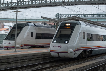 Archivo - Trenes de cercanías parados en las vías de la estación de trenes, a 24  de agosto de 2022, en Santiago de Compostela, A Coruña, Galicia, (España). Los usuarios de Renfe en Galicia puede