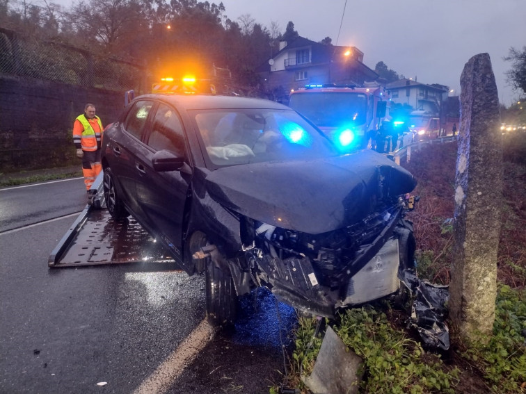 Choque frontal entre un coche y un camión deja dos heridos en Argalo, Noia